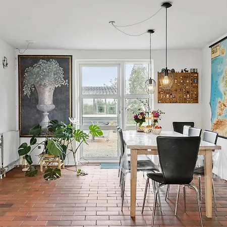 4 Bedroom Beautiful In Holiday home