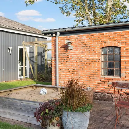 4 Bedroom Beautiful In Holiday home *
